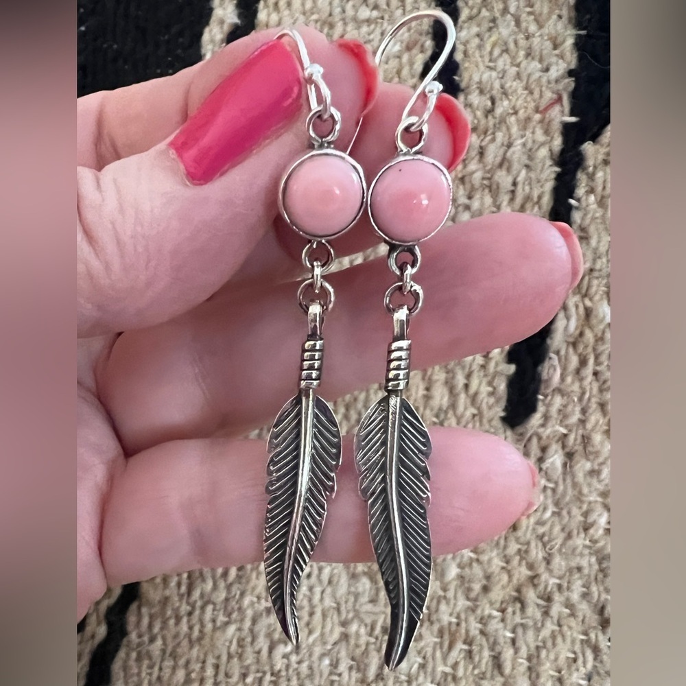 ❤️ Queen Pink Conch Navajo Southwestern 925 Dangle Feather Earrings 6.6Gm 2.76”L - Picture 3 of 16